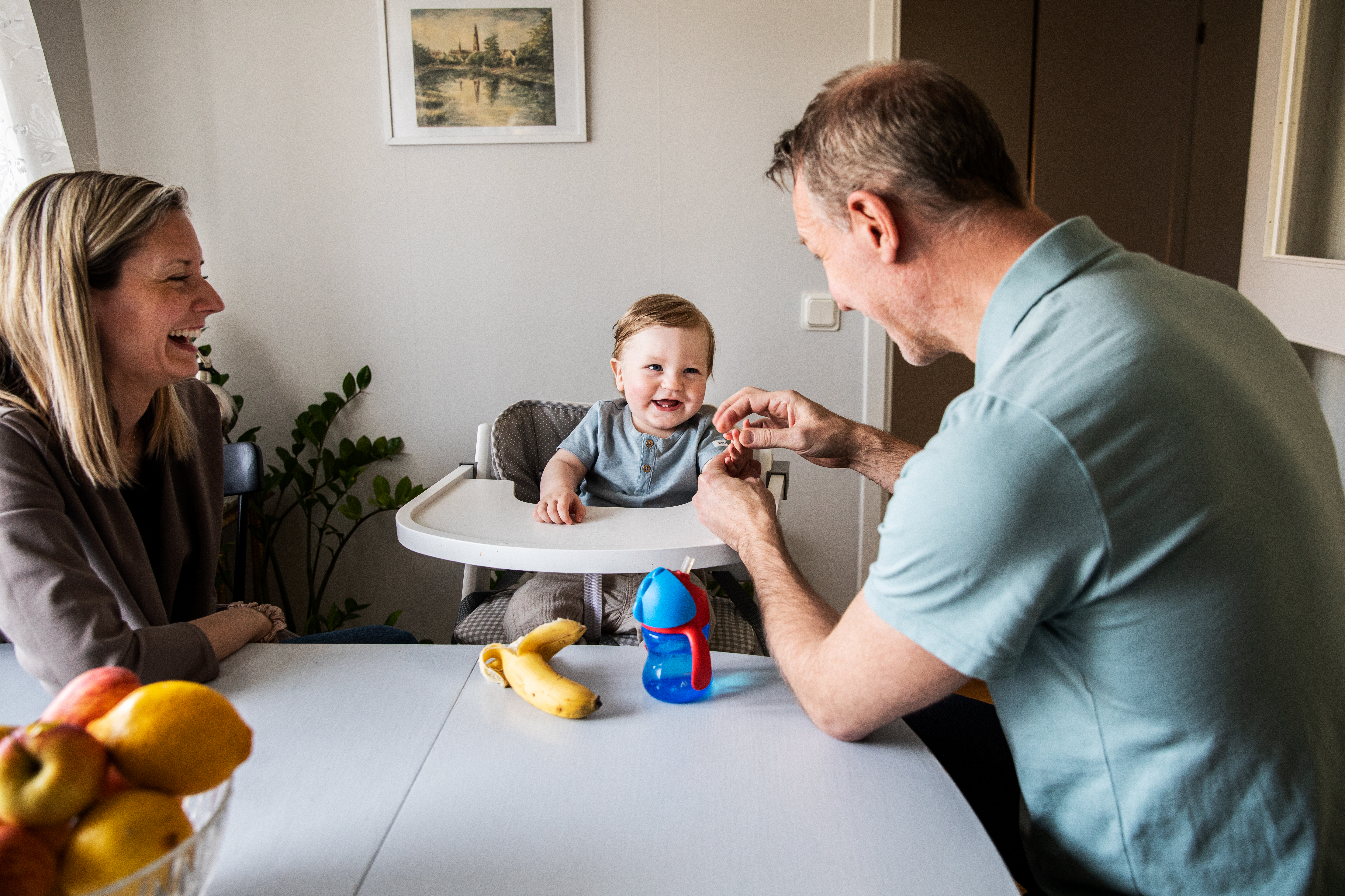 Litet barn som matas av förälder