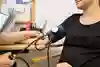 Blodtrycksundersökning på en gravid person. 