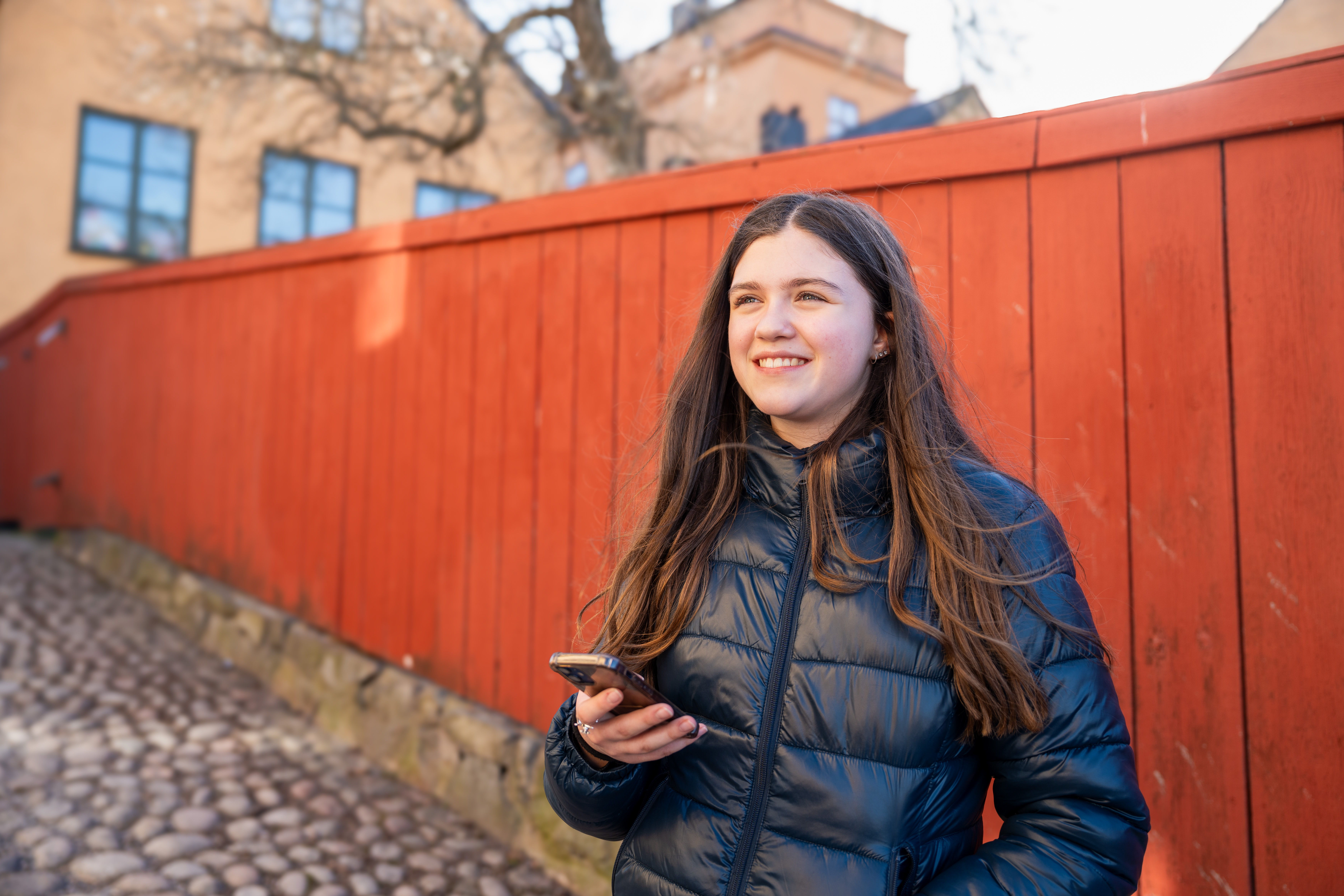 Ett barn som använder en mobiltelefon.