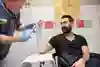 Person som får sin arm gipsad. 