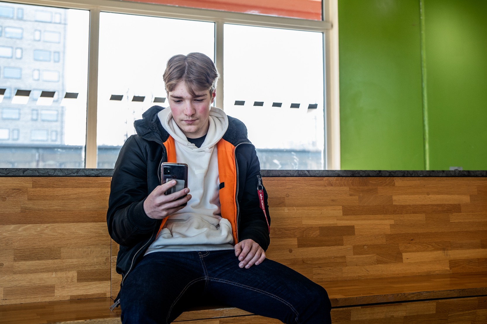 Kille loggar in på 1177 med sin mobiltelefon