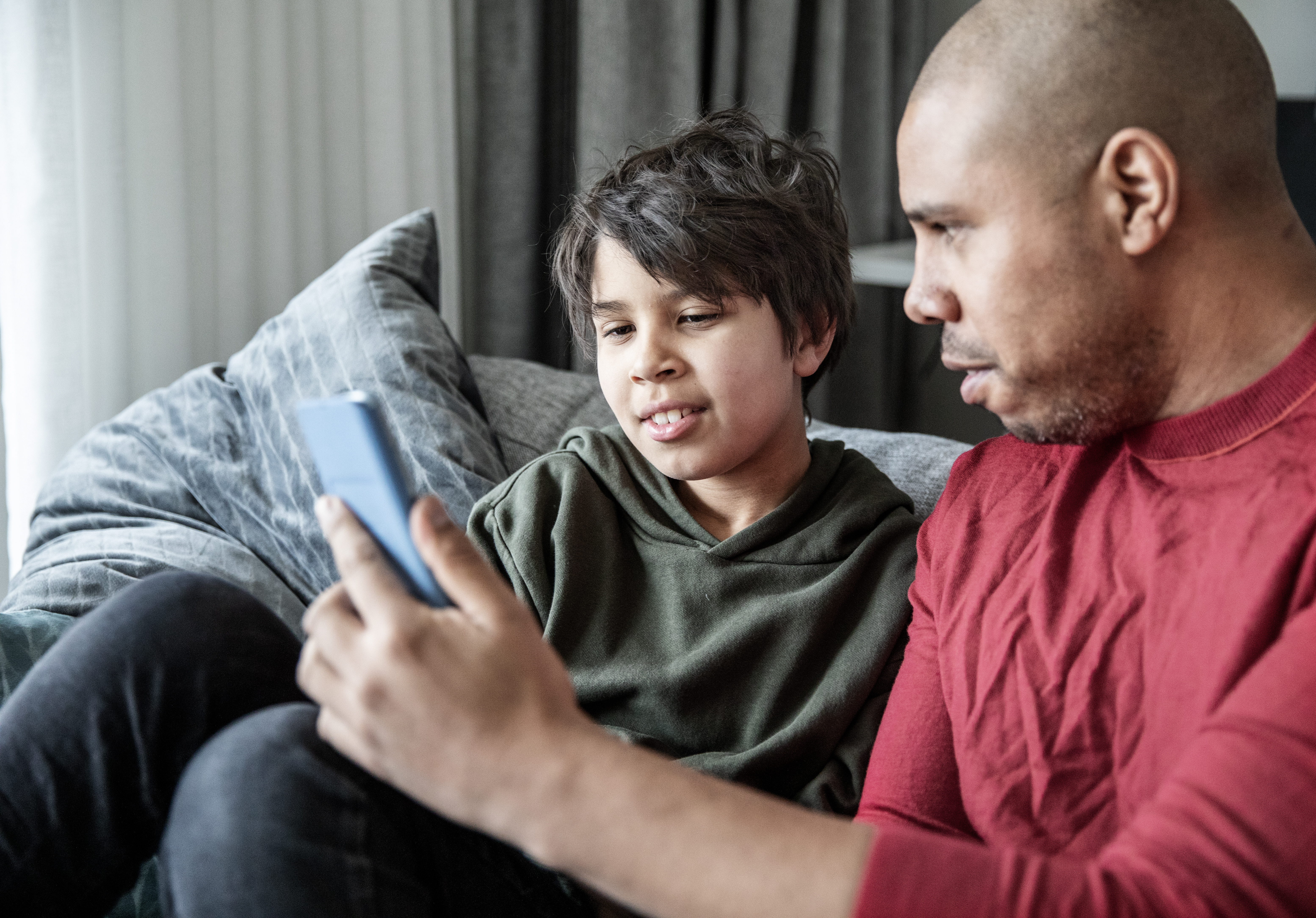 Vuxen och barn har videosamtal med vården